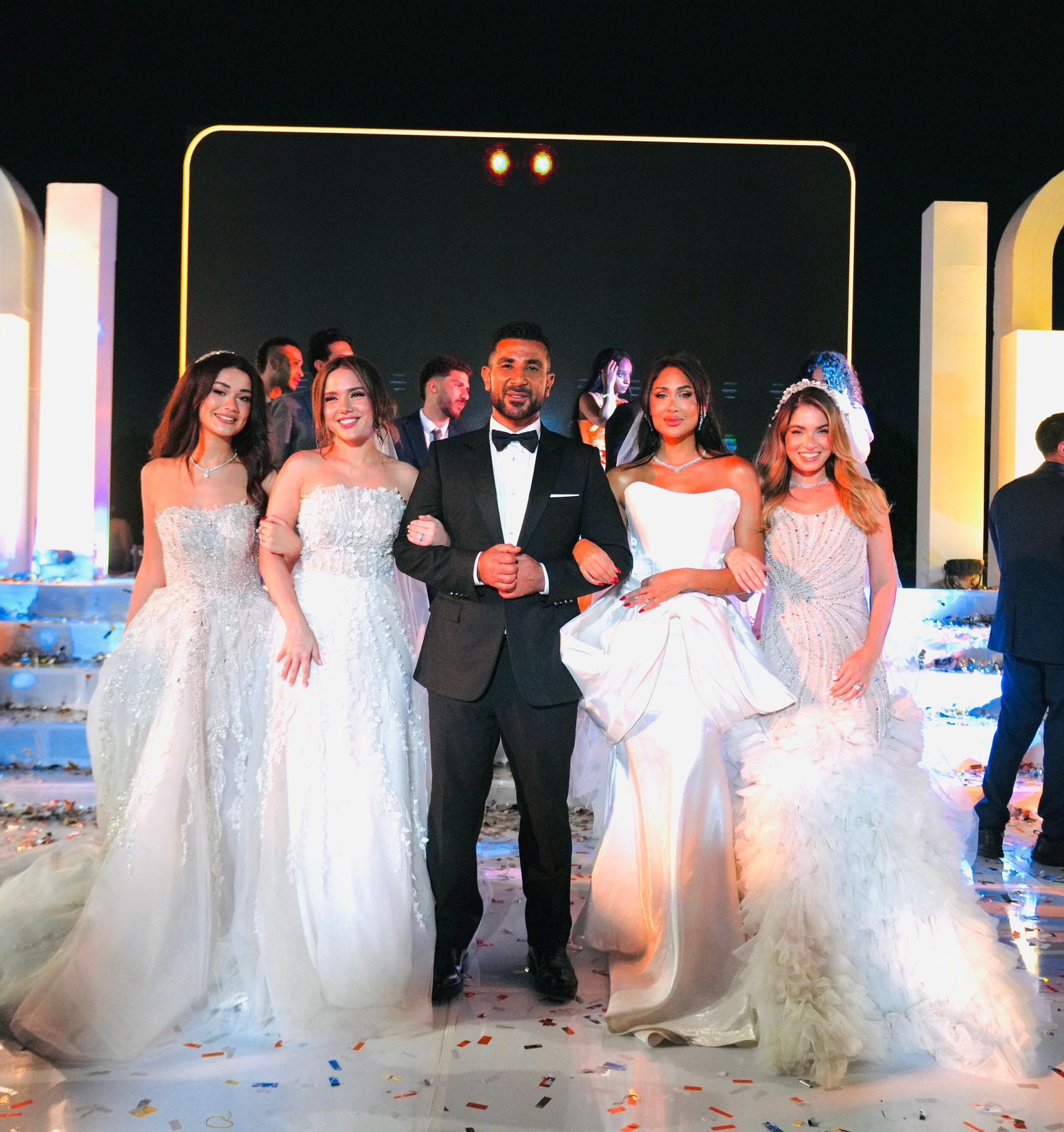 أحمد سعد يثير الجدل بعد ظهوره مع 4 عرائس: عملت شرع ربنا